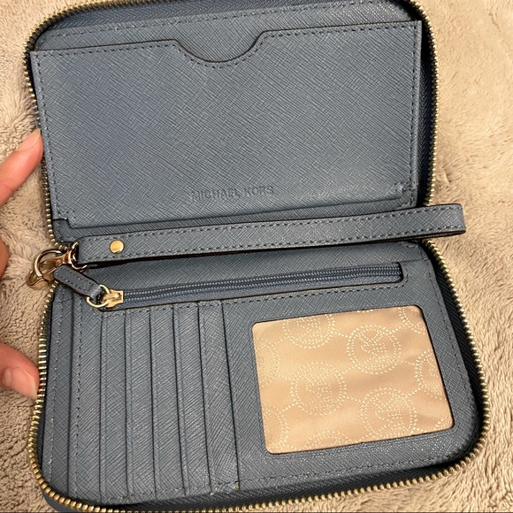 *SOLD* Michael Kors Wristlet - Picture 6 of 6